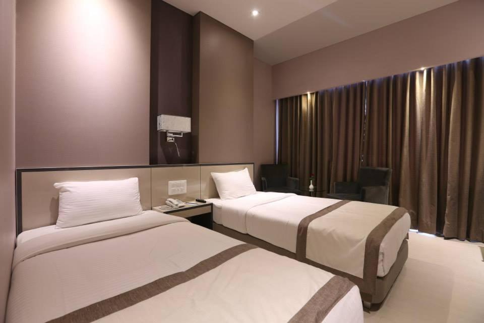 Amaya Hotel Bareilly Bagian luar foto