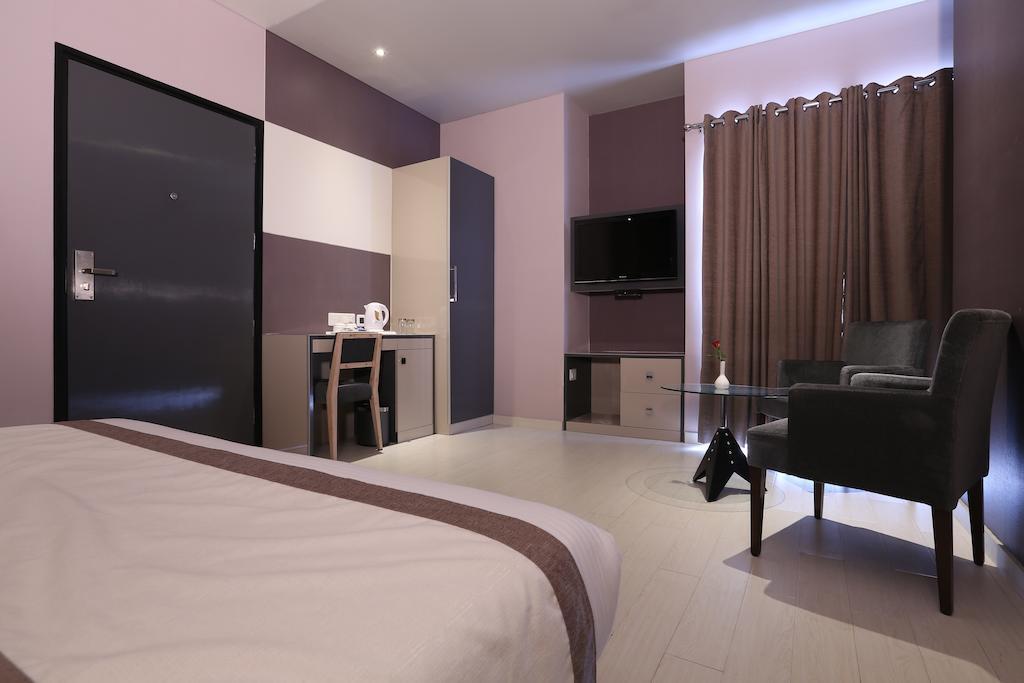 Amaya Hotel Bareilly Bagian luar foto