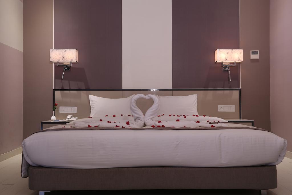 Amaya Hotel Bareilly Bagian luar foto