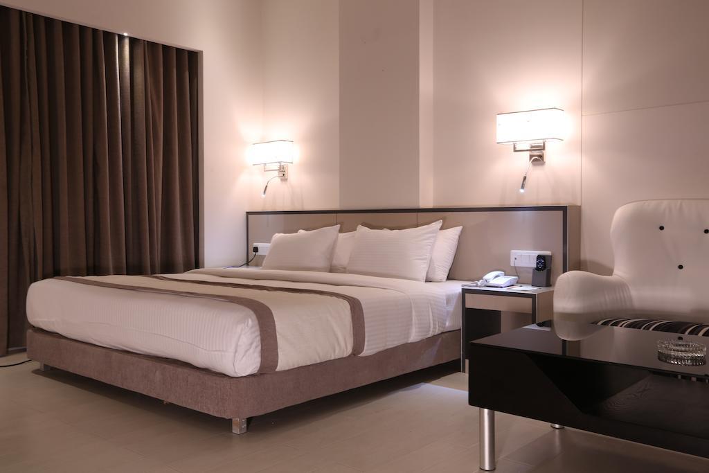 Amaya Hotel Bareilly Bagian luar foto