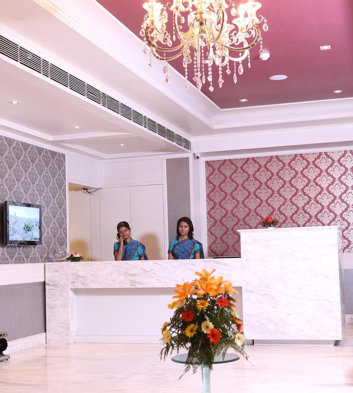 Amaya Hotel Bareilly Bagian luar foto